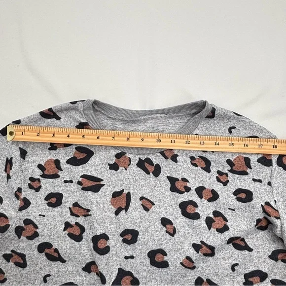 Women’s Leopard Pullover in Grey with Black and Brown spots in Size Large - Picture 5 of 8